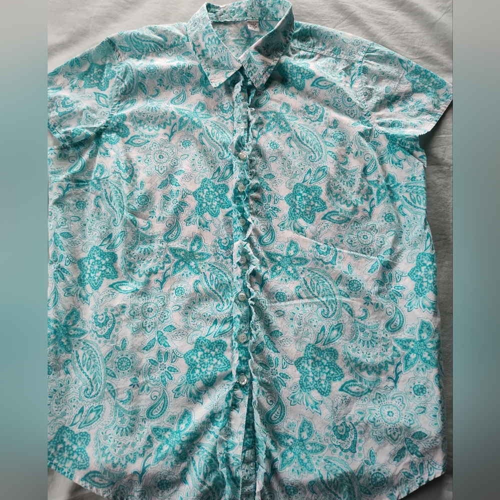 IZOD Ladies Lightweight Button Up Blouse Size Large  Short Sleeves.